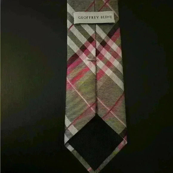 Geoffrey Beene Pure Silk Grey Purple Pink Plaid Men’s Neck Tie - Picture 4 of 5